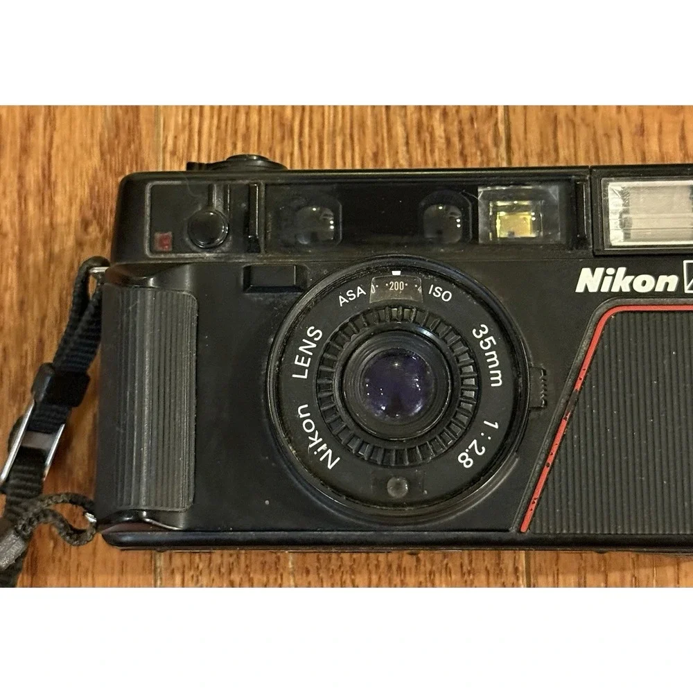 Nikon L35 AF Black 35mm Film Point & Shoot Camera ((AS IS READ DESCRIPTION ))